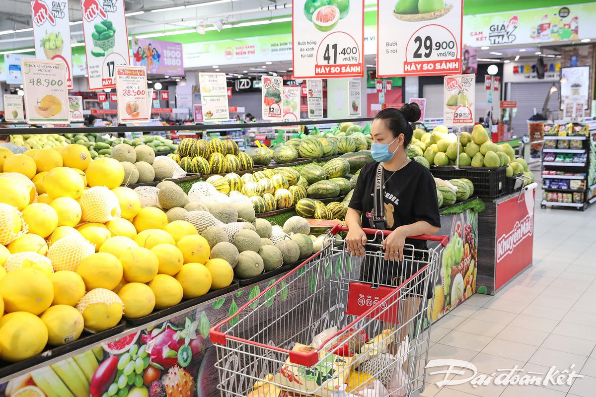 Các loại thực phẩm tươi sống, hoa quả đều sẵn hàng với số lượng lớn, đảm bảo độ tươi ngon. Ảnh: Quang Vinh. 