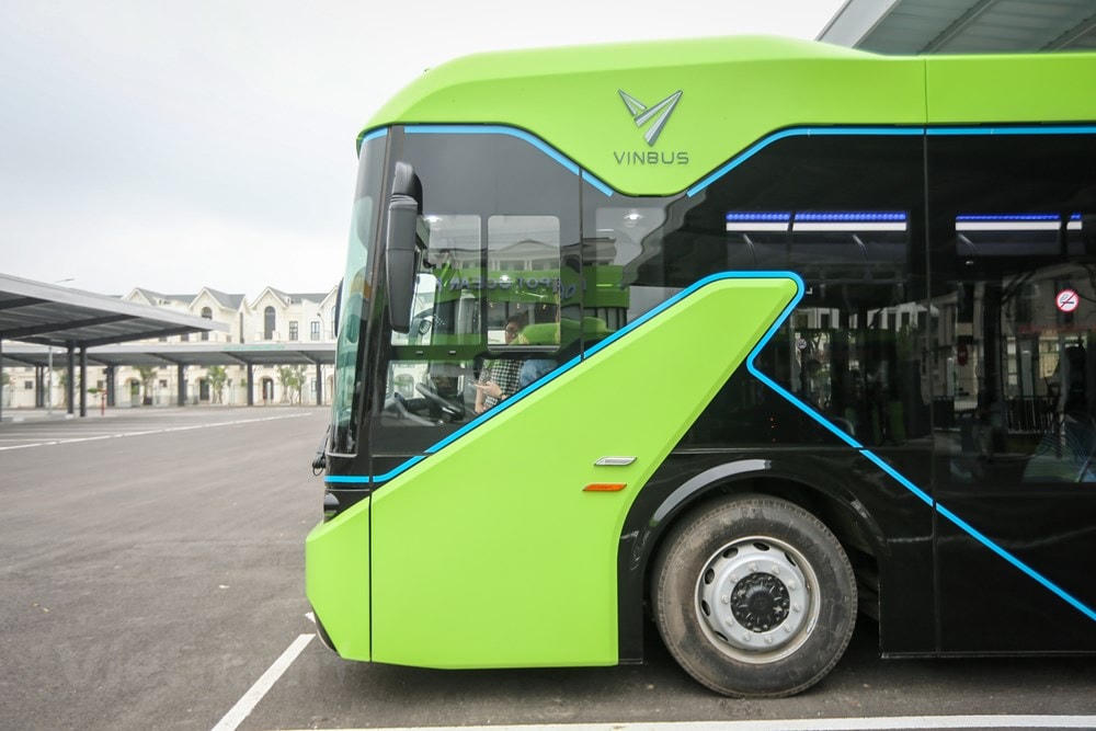 VinBus có thể chở tối đa 72 người, bao gồm 25 chỗ ngồi và 47 tay nắm cho hành khách đứng. (Ảnh: Minh Sơn/Vietnam+).