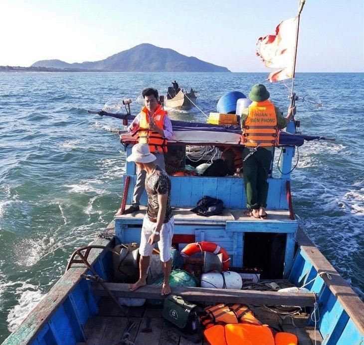 Ngư dân đang tổ chức kiếm ngư dân D. mất tích trên biển. Ảnh: CTV.