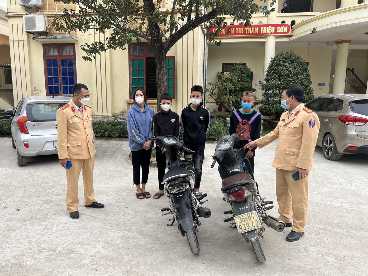 4 thiếu niên tuổi từ 14-16 ở Thanh Hóa đi xe không biển số, lạng lách, đánh võng gây mất an ninh trật tự trên địa bàn.