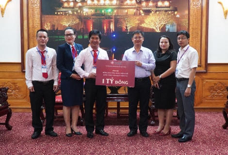 Phó Chủ tịch UBND  tỉnh Thừa Thiên-Huế Nguyễn Thanh Bình tiếp nhận ủng hộ từ Tập đoàn Vàng bạc Đá quý DOJI.