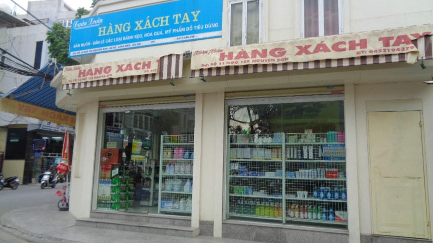 Phố Nguyễn Sơn (Hà Nội) vẫn được ví như thiên đường hàng xách tay.