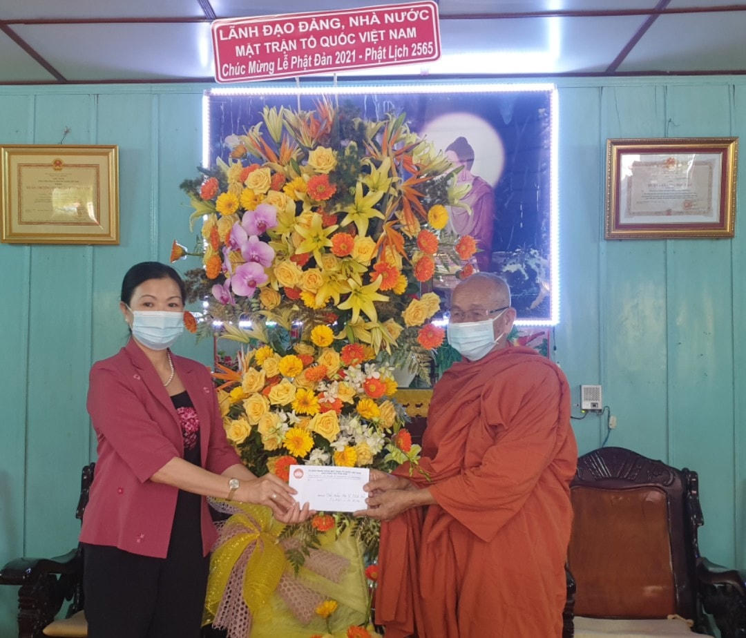 Phó Chủ tịch UBTƯ MTTQ Việt Nam Trương Thị Ngọc Ánh trao quà thăm hỏi các vị Hoà thượng.