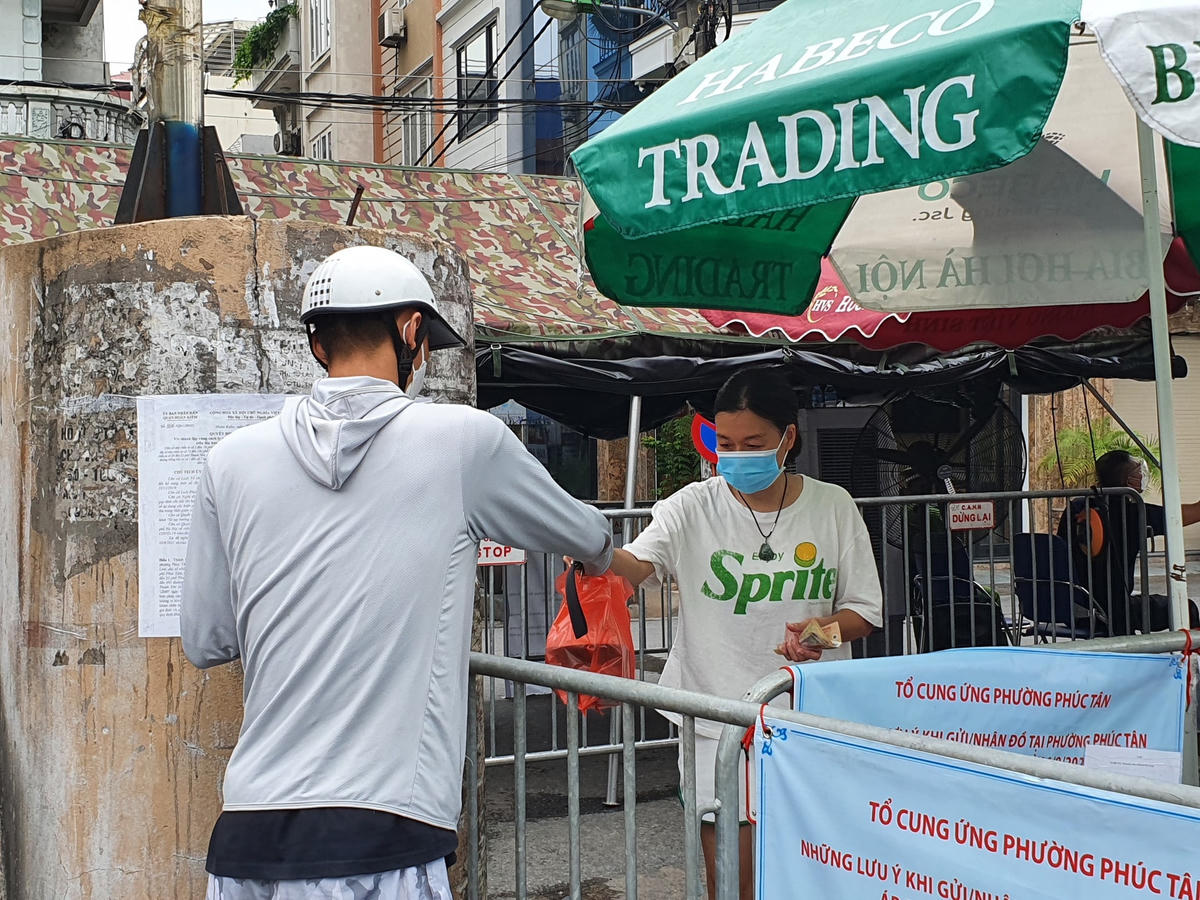 Ngoài ra, trong thời gian áp dụng biện pháp cách ly y tế, người dân tại vùng cách ly không tiếp xúc với người khác, không ra khỏi vùng cách ly, trừ trường hợp phải chuyển cơ sở khám chữa bệnh theo quy định hoặc những trường hợp đặc biệt khác được phép. Các trường hợp không tuân thủ cách ly sẽ bị cưỡng chế thi hành theo quy định pháp luật. 
