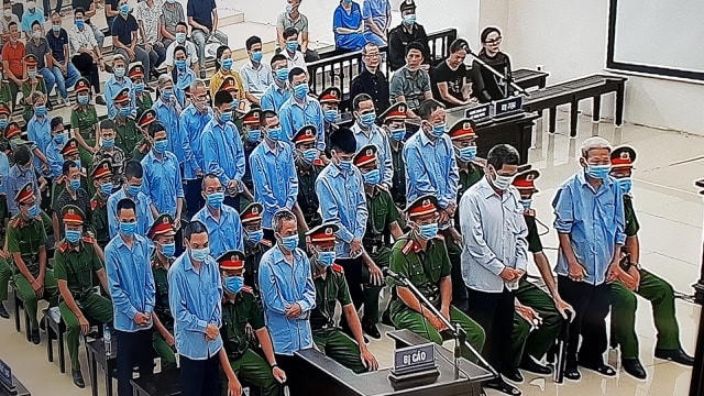 Các bị cáo nghe tòa tuyên án.