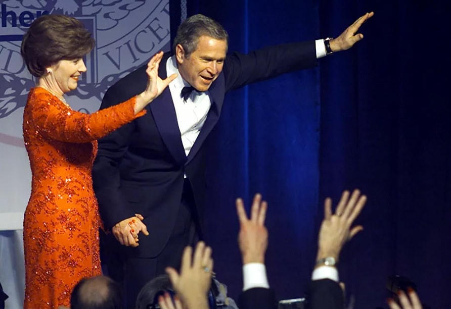 Tổng thống Mỹ George W Bush và Đệ nhất phu nhân Laura vẫy tay chào những người ủng hộ tại Lễ nhậm chức Marriott Wardman ở Washington, DC, 20/1/2001.