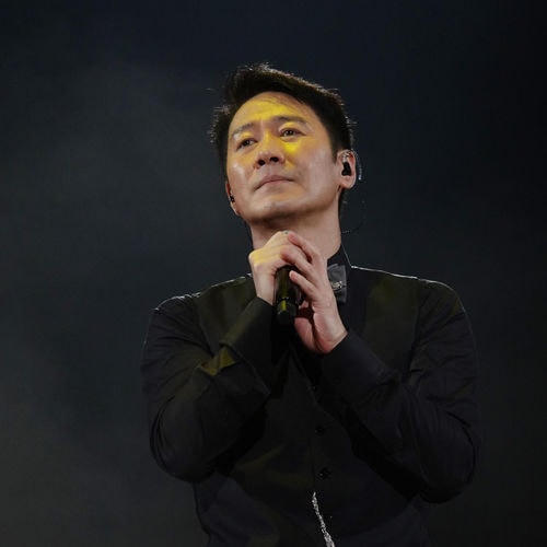 Sự nghiệp của Lê Minh vẫn trải đầy hoa hồng kể cả 30 năm đã trôi qua. Ảnh: Deezer.