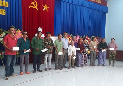ông Đặng Hồng Sỹ, Trưởng ban Dân vận Tỉnh ủy Bình Thuận, thăm, chúc tết, tặng quà Ban đại diện Hội Thánh Hội thánh Tin lành Việt Nam (Miền Nam) tại Bình Thuận và các hộ nghèo ở xã Hàm Cường.