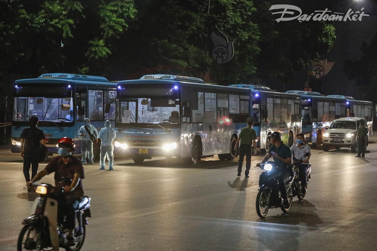 8 chiếc xe bus thuộc Xí nghiệp Bus nhanh Hà Nội làm nhiệm vụ chuyển người dân. Ảnh: Quang Vinh.