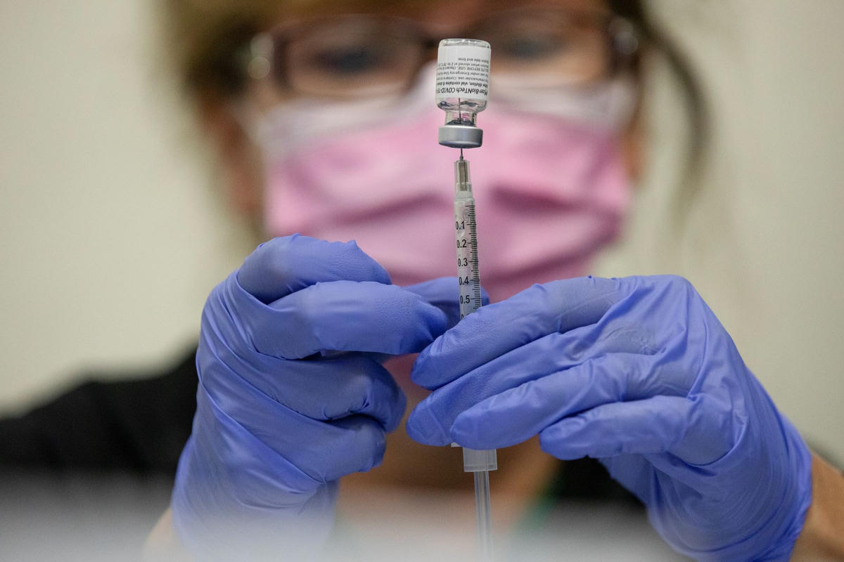 Nhân viên y tế thực hiện liều tiêm vaccine Covid-19 của Pfizer-BioNTech ở một phòng tiêm chủng tại Mỹ ngày 29/9/2021. (Ảnh: Reuters).