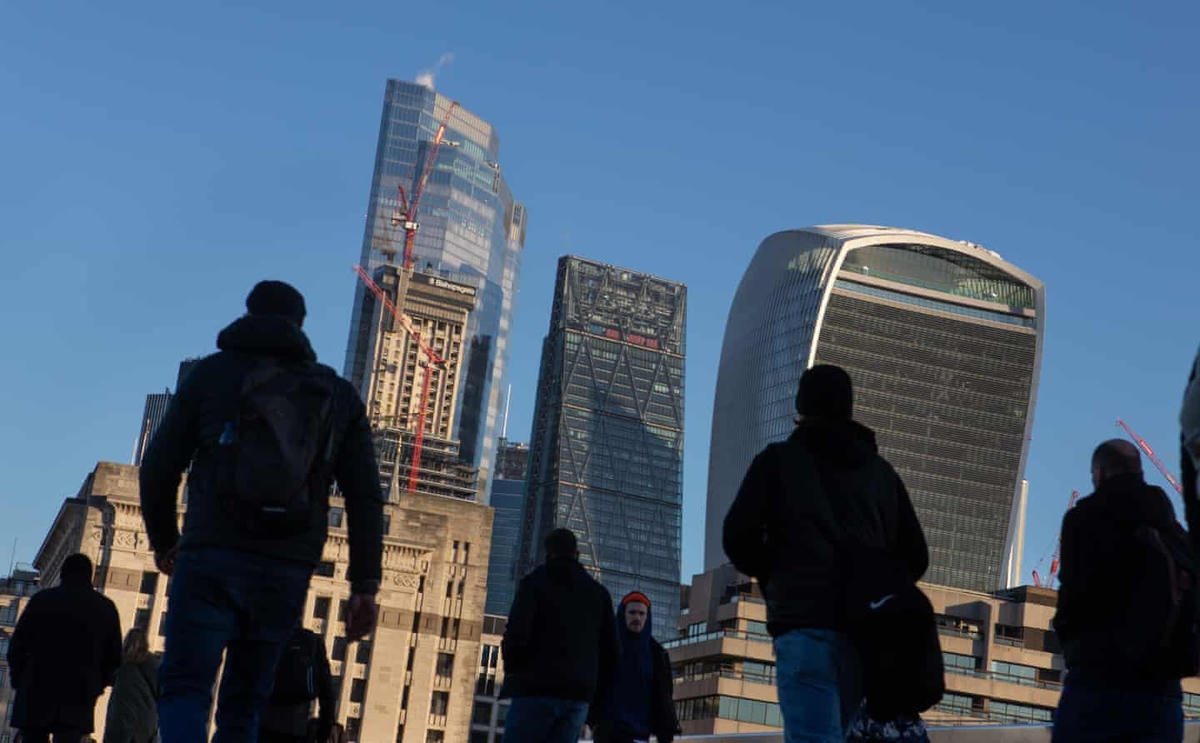 Mọi người đi qua Cầu London để tới văn phòng làm việc lúc sáng sớm. Ảnh: The Guardian.