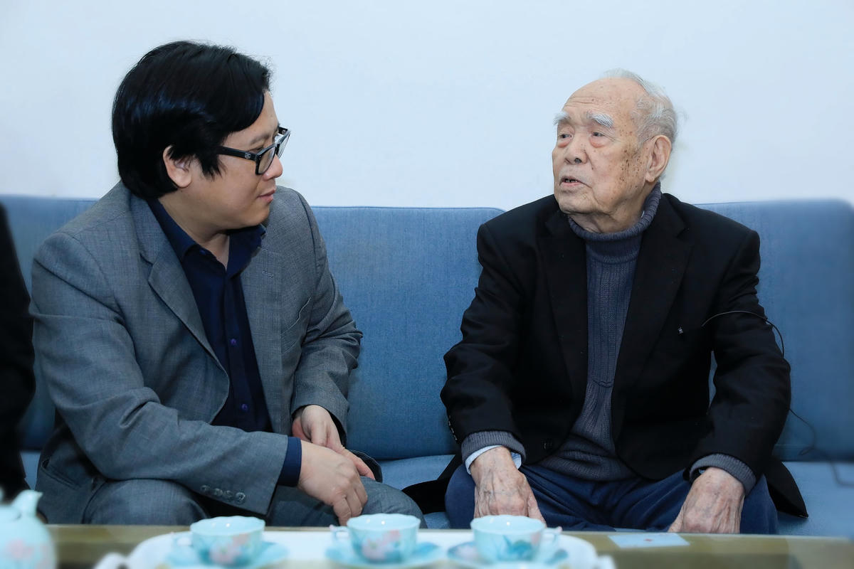 Nhà báo Thái Duy (bên phải) và Quyền Tổng Biên tập Báo Đại Đoàn Kết Lê Anh Đạt.