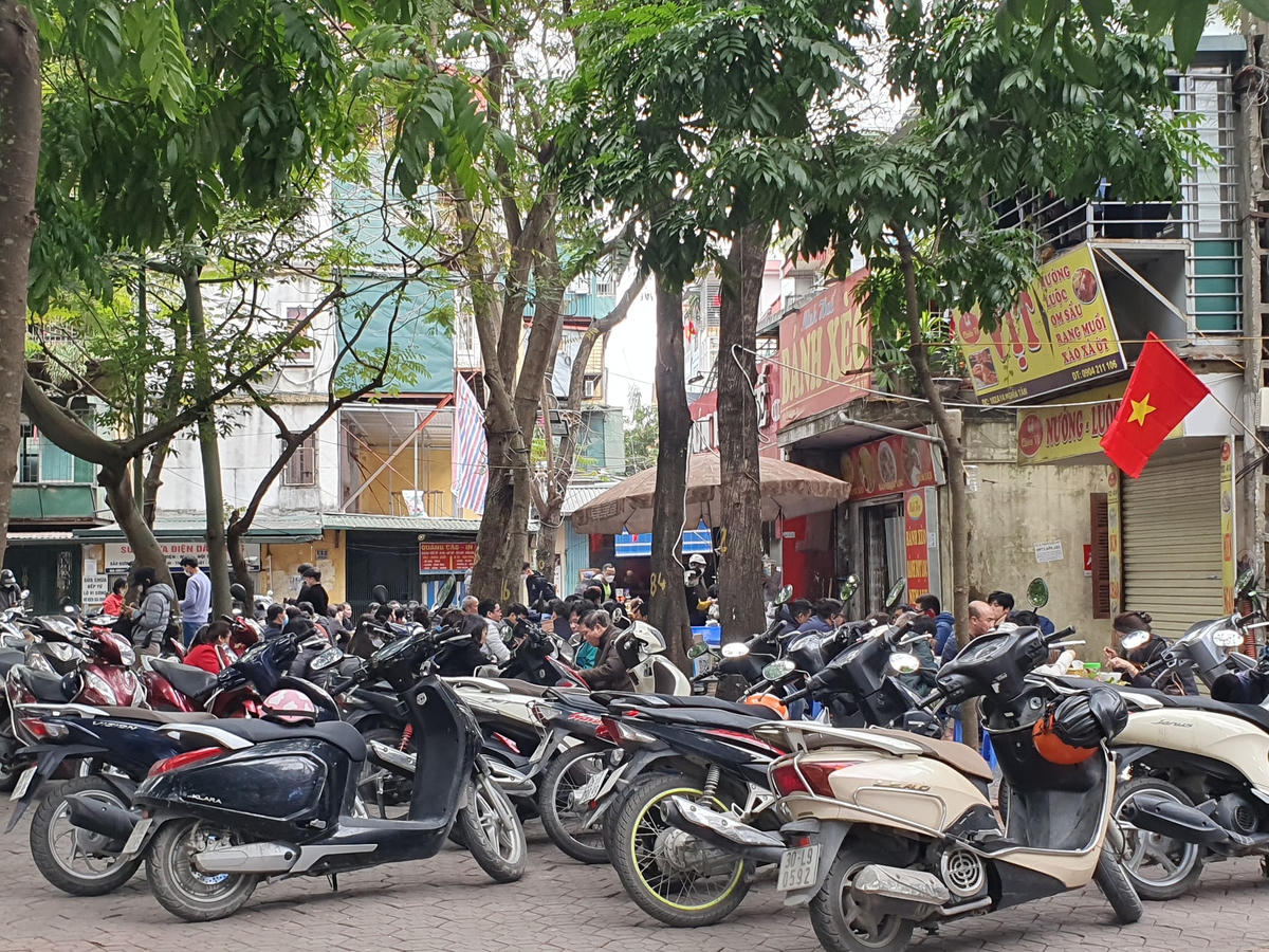 Dân Hà Nội đổ xô ăn bún phở 'giải ngấy' sau Tết, 'cắn răng' chịu giá đắt đỏ