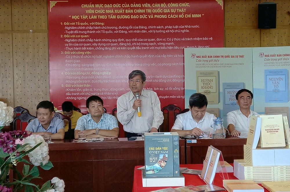 GS.TS Nguyễn Văn Bền, nguyên Viện trưởng Viện Văn hóa nghệ thuật quốc gia Việt Nam giới thiệu về cuốn sách “Văn hóa biển đảo Việt Nam”.