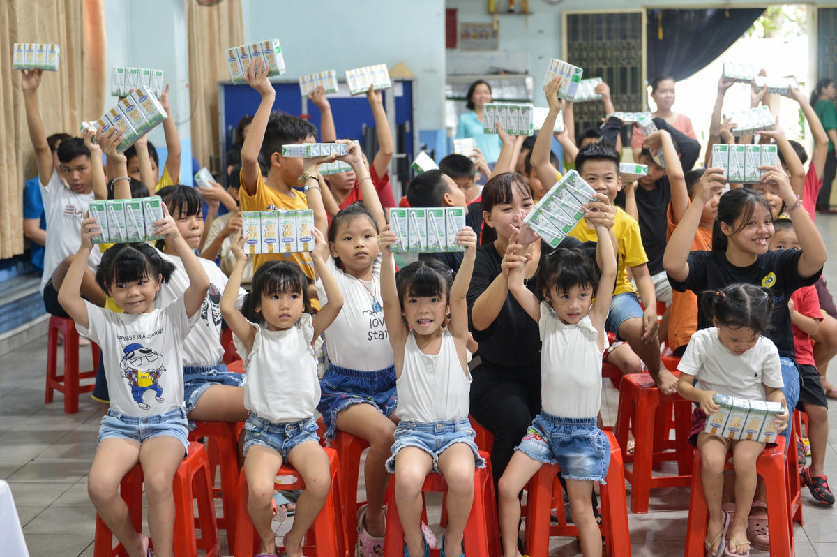 Ông Nguyễn Hữu Tài, Giám đốc Làng Thiếu niên Thủ Đức, chia sẻ: “Trẻ ở Làng được thực hiện đầy đủ chế độ, chính sách, khẩu phần ăn đa dạng, phong phú. Chúng tôi rất vui mừng khi năm nay trẻ đã được Quỹ sữa Vươn cao Việt Nam và công ty Vinamilk hỗ trợ uống sữa, giúp trẻ phát triển hơn về thể chất, nhất là chiều cao, cân nặng. Chúng tôi rất mong Vinamilk và chương trình Quỹ sữa sẽ tiếp tục tạo điều kiện cho trẻ của Làng được tiếp cận với những sản phẩm bổ dưỡng này”.