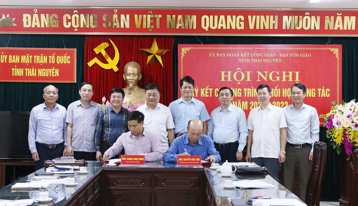 Đại diện Ủy ban Đoàn kết Công giáo tỉnh và Ban Tôn giáo tỉnh Thái Nguyên ký kết Chương trình phối hợp công tác năm 2021 - 2022.
