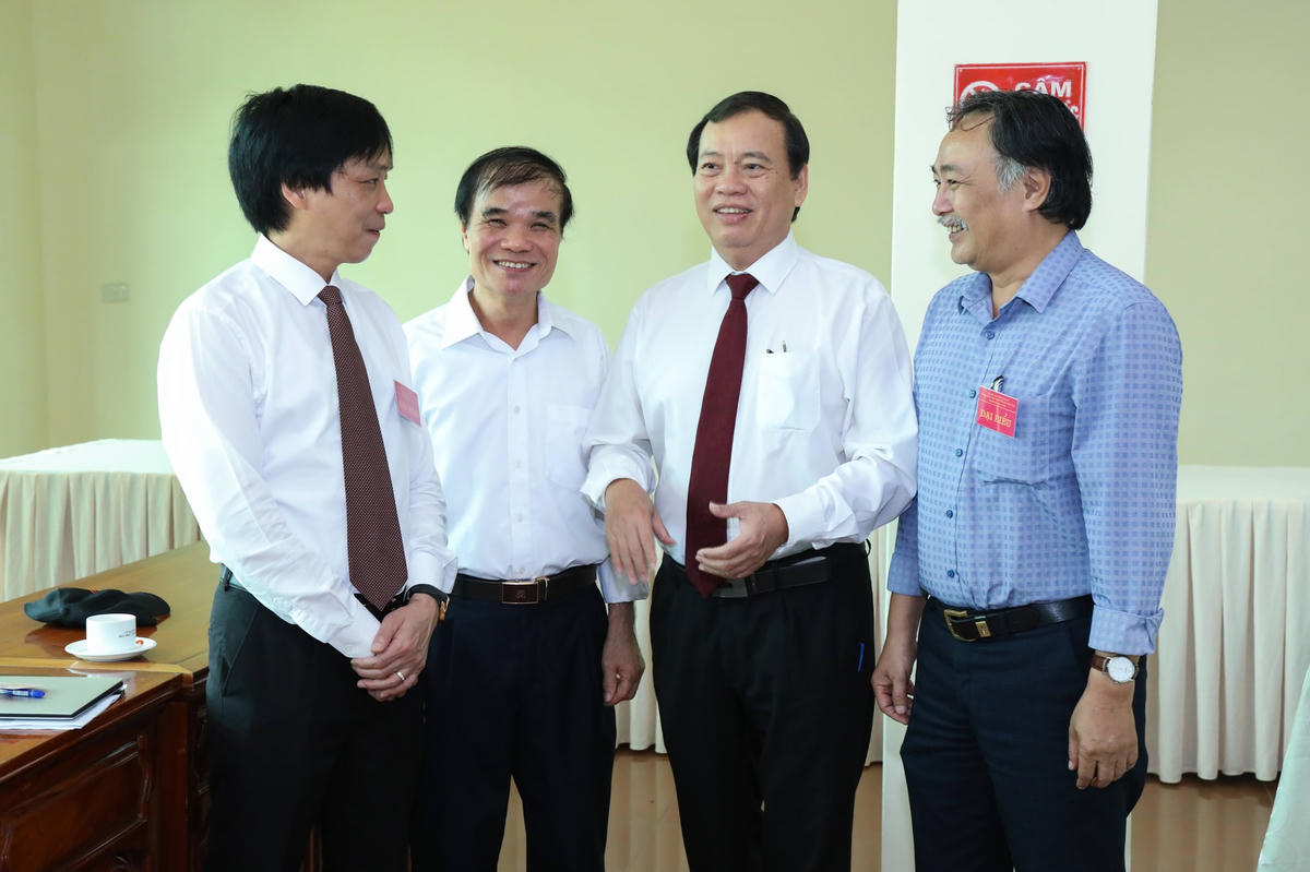 Các vị đại biểu và khách mời trao đổi bên lề Đại hội. 