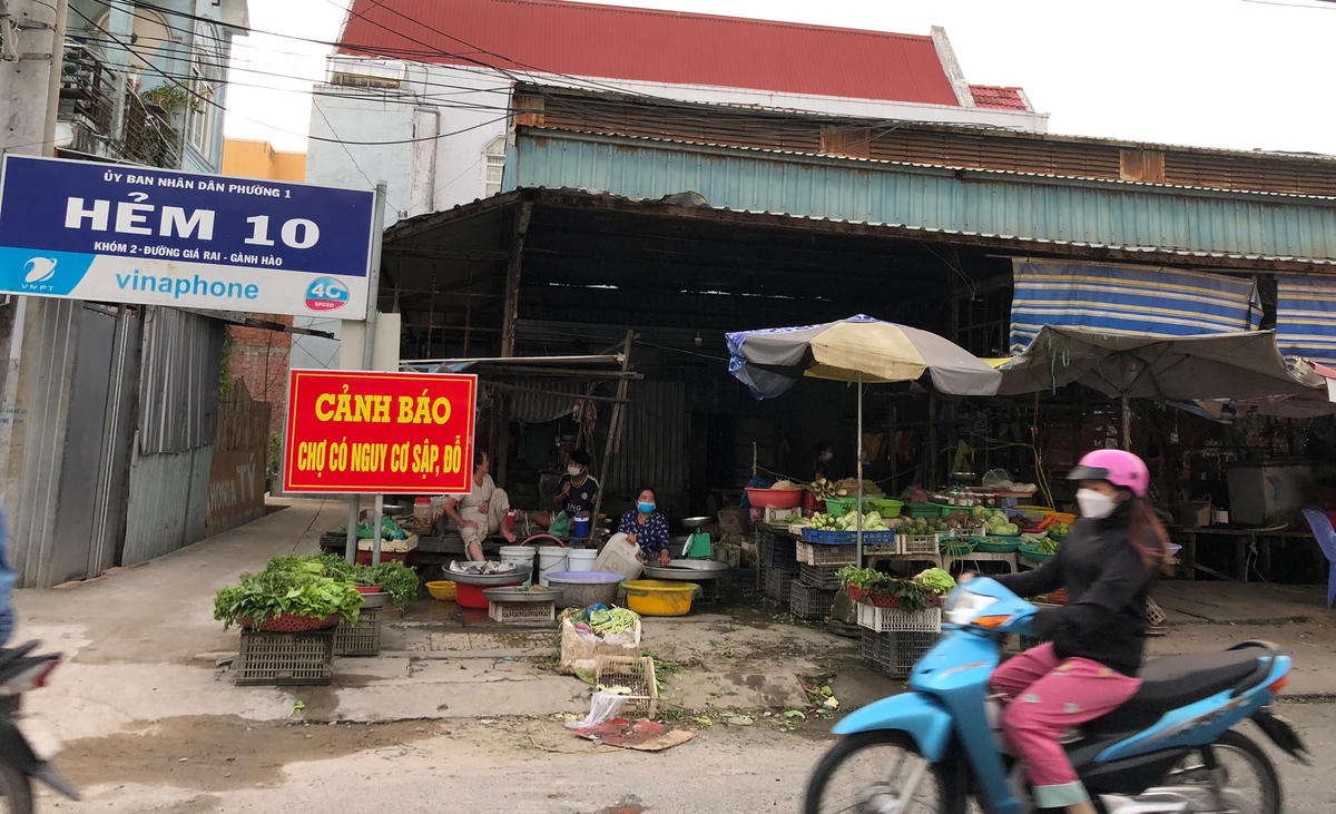 Chính quyền cảnh báo chợ phường 1 có nguy cơ sập, đổ.