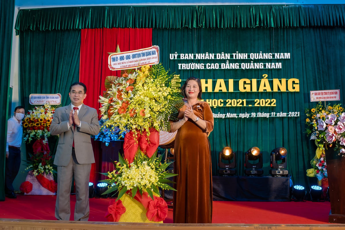 Ông Trần Anh Tuấn - TUV, PCT UBND tỉnh Quảng Nam thay mặt lãnh đạo tỉnh tặng hao chúc mừng nhà trường