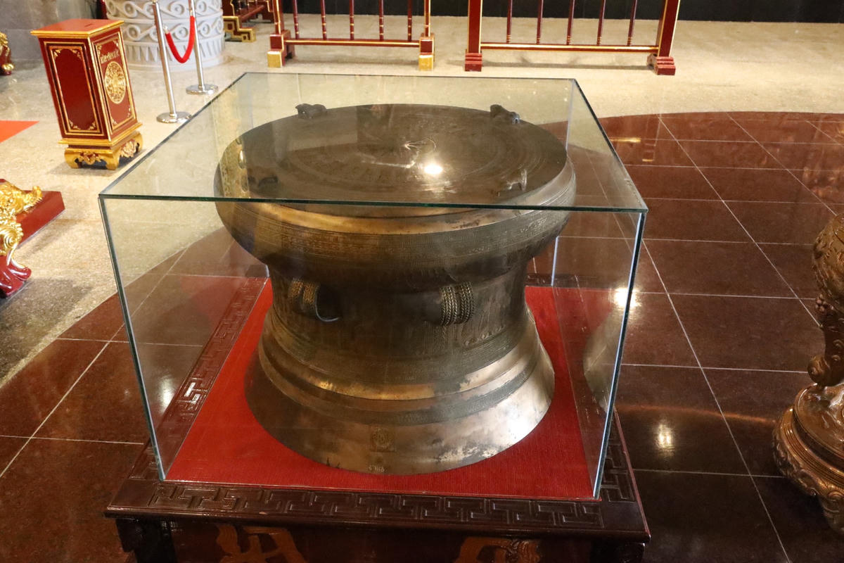 Trống đồng được đưa từ Đền Hùng ở Phú Thọ do UBND tỉnh Phú Thọ cung tiến được đặt ngay trung tâm đền chính. 
