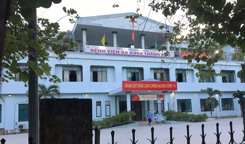 Cổng cấp cứu Bệnh viện Đà Nẵng dán thông báo không triển khai khám bệnh ngoại trú và dừng tiếp nhận điều trị nội trú (trừ trường hợp cấp cứu) để thực hiện cách ly y tế toàn bệnh viện từ 13 giờ 26/7/2020. (Ảnh: Trần Lê Lâm/TTXVN).
