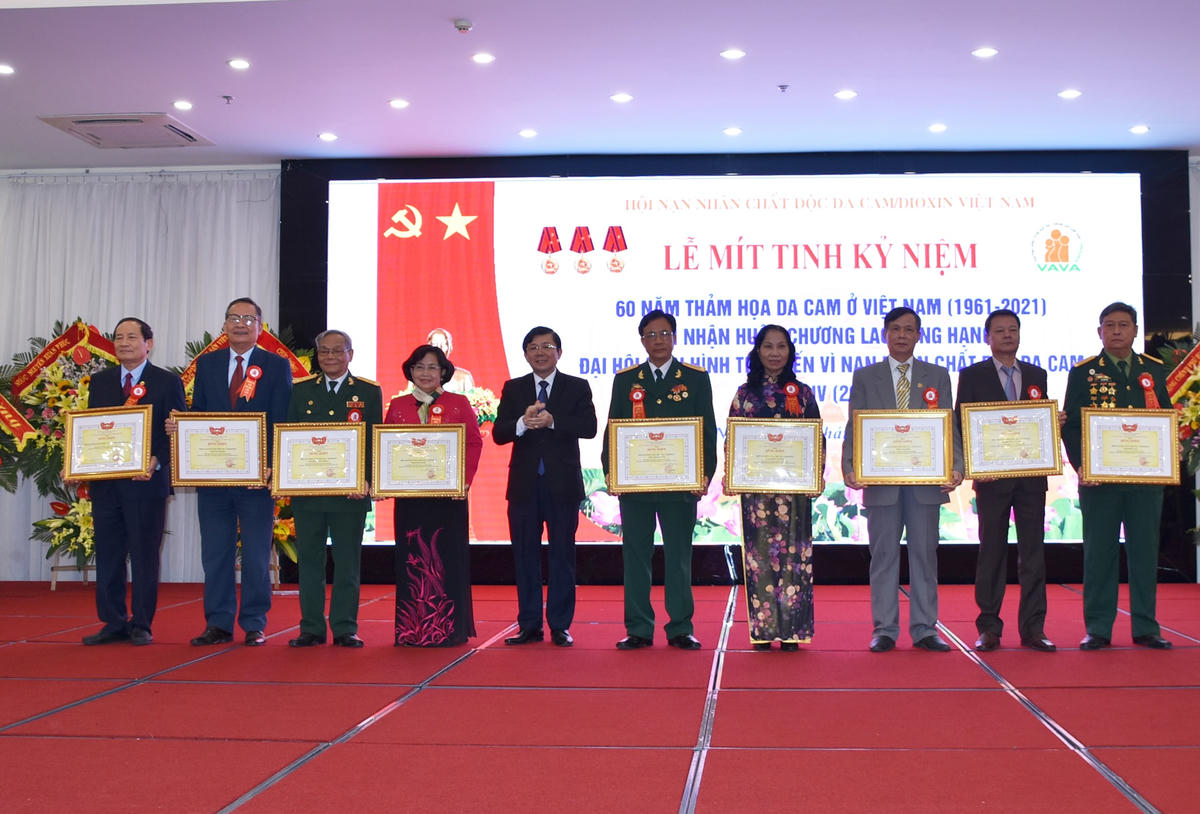 Phó Chủ tịch Nguyễn Hữu Dũng trao tặng Bằng khen cho các tập thể, cá nhân có thành tích xuất sắc trong 10 năm thực hiện phong trào “Hành động vì nạn nhân chất độc da cam”.