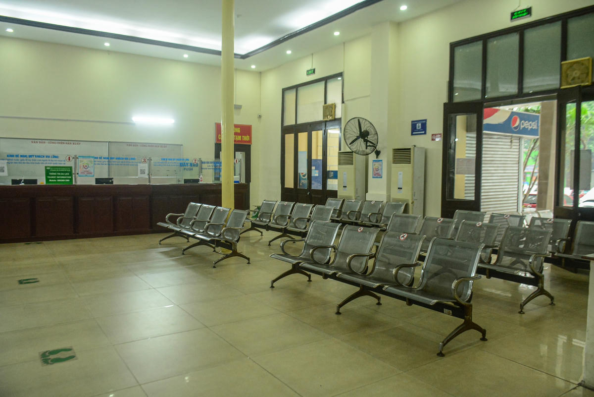 Chị Trần Thanh Hương Trạm phó trạm vận tải đường sắt Hà Nội cho biết, do ảnh hưởng của Covid- 19 nên khách hàng đến mua vé giảm đi trông thấy so với các đợt mở bán vé tàu Tết của những năm trước. Khách hàng có xu hướng đặt mua trực tuyến và qua tổng đài nhiều hơn.