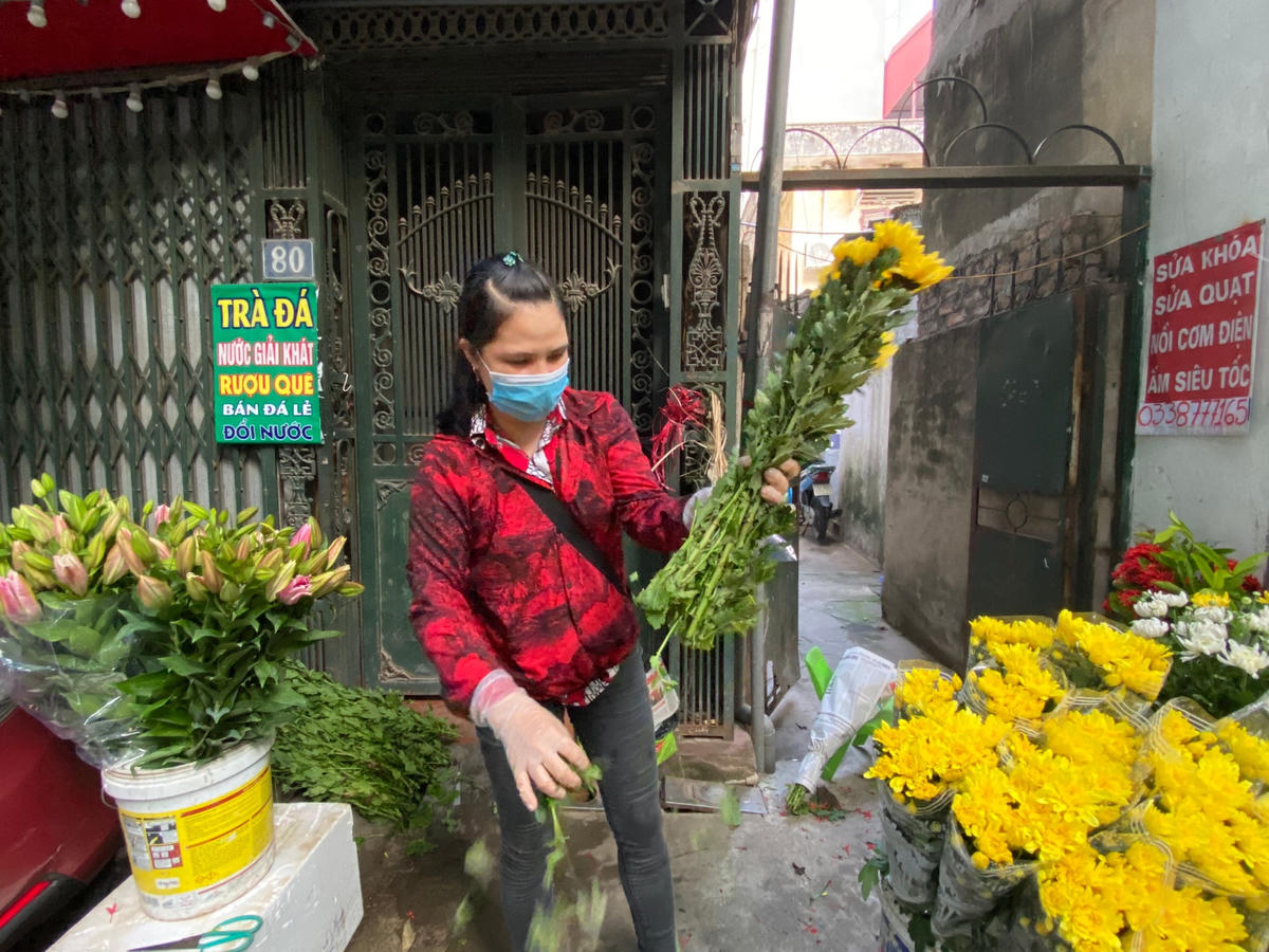 Chị Thuỳ (làng hoa Tây Tựu) cho biết, hôm nay được đi bán hàng chị rất vui. Thời gian qua, nhiều lứa hoa đã buộc phải cắt bỏ do không đi bán, thực hiện giãn cách xã hội. Giá hoa cúc vào đúng ngày rằm vẫn ổn định, khoảng 40.000-50.000 đ/chục, không có tình trạng khan hàng, tăng giá. 