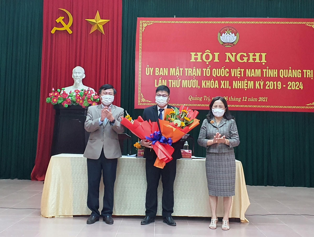Các đại biểu tặng hoa chúc mừng tân Phó Chủ tịch Uỷ ban MTTQ Việt Nam tỉnh Quảng Trị.