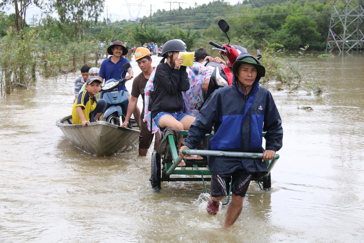 Mưa lớn kéo dài, lũ lên nhanh