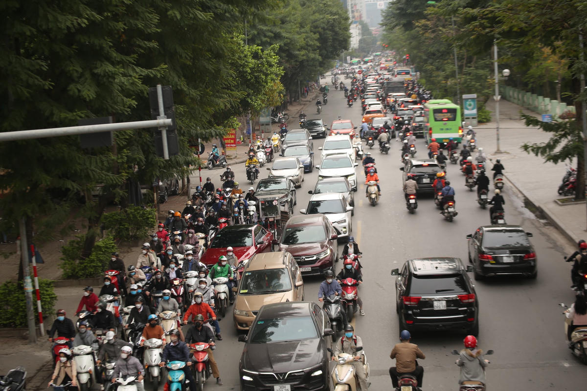 Dù đã qua giờ cao điểm những trên tuyến đường Láng vẫn ùn tắc cục bộ.