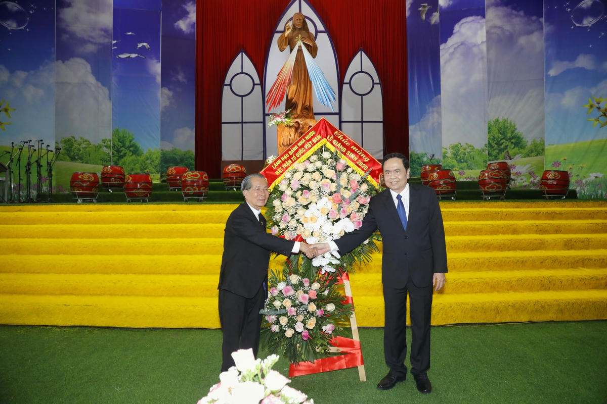 Chủ tịch Trần Thanh Mẫn tặng hoa, chúc mừng Giám mục Phê rô Nguyễn Văn Đệ. Ảnh: Quang Vinh.