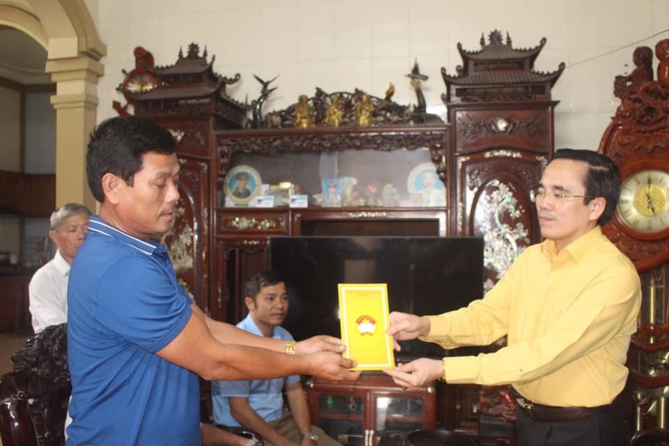 Để hỗ trợ, động viên ngư dân bị thiệt hại, Đoàn công tác của Ủy ban MTTQ tỉnh Nghệ An đã trao 5 triệu đồng/1 tàu cá cho các ngư dân 