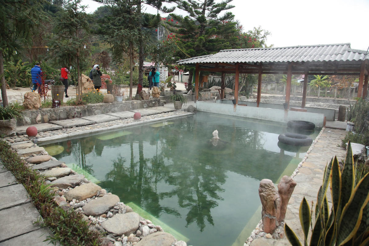 Bể tắm nước khoáng nóng Bản Lướt.