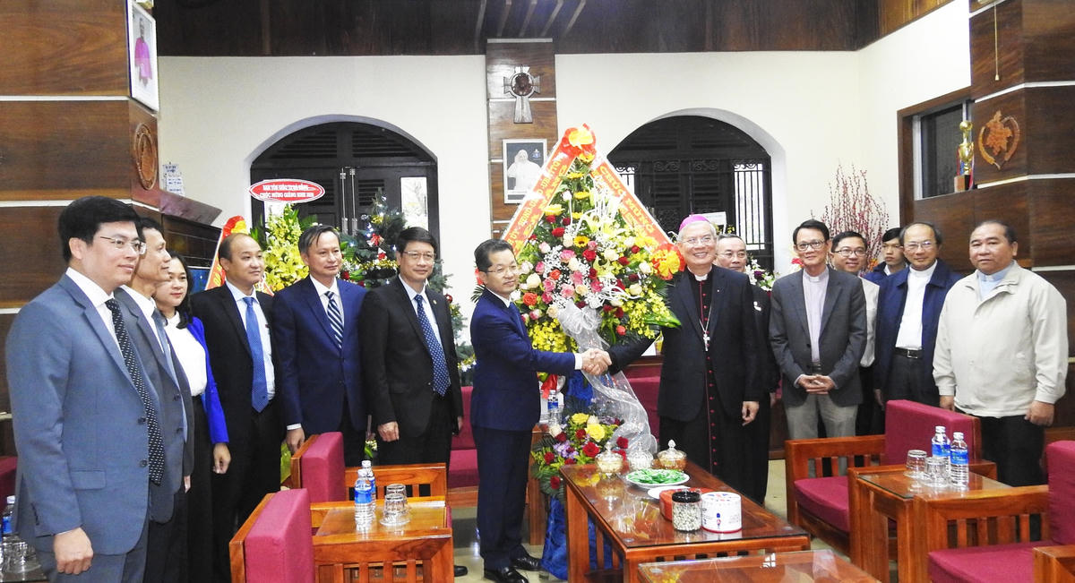 Bí thư Thành ủy Đà Nẵng Nguyễn Văn Quảng chúc mừng Giám mục Đặng Đức Ngân (Giám mục Giáo phận Đà Nẵng). Ảnh Thanh Tùng.