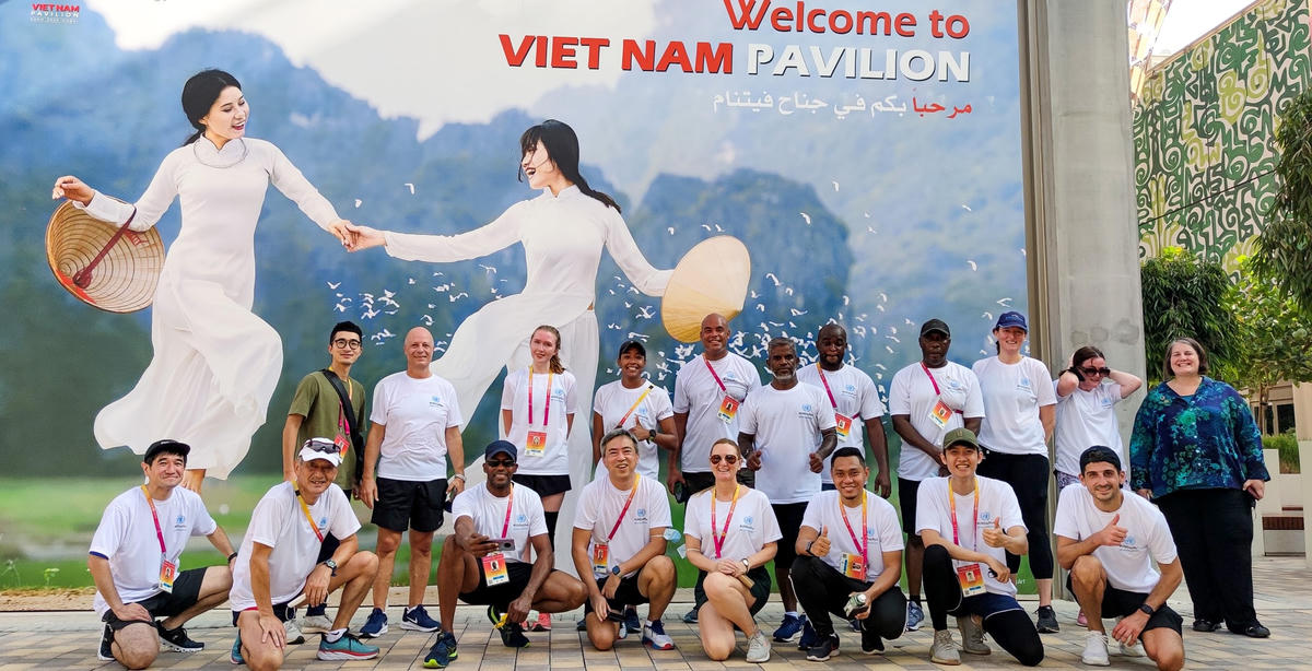 Thành viên Nhà Triển lãm Việt Nam chụp ảnh cùng đại diện các nước tham gia sự kiện UN Day Run trong Ngày Liên hợp quốc tại EXPO 2020.