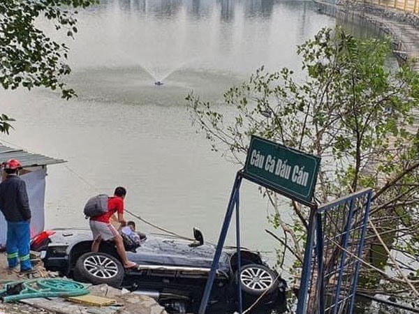 Ô tô lao xuống hồ ở Hà Nội, 4 người thoát chết