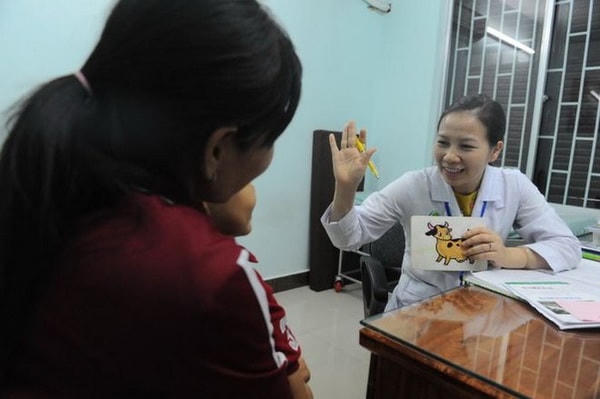 Khi trẻ có các vấn đề liên quan đến tâm lý dẫn đến các rối loạn trong sinh hoạt, học tập... cha mẹ cần đưa trẻ đến chuyên gia tâm lý để được hỗ trợ.