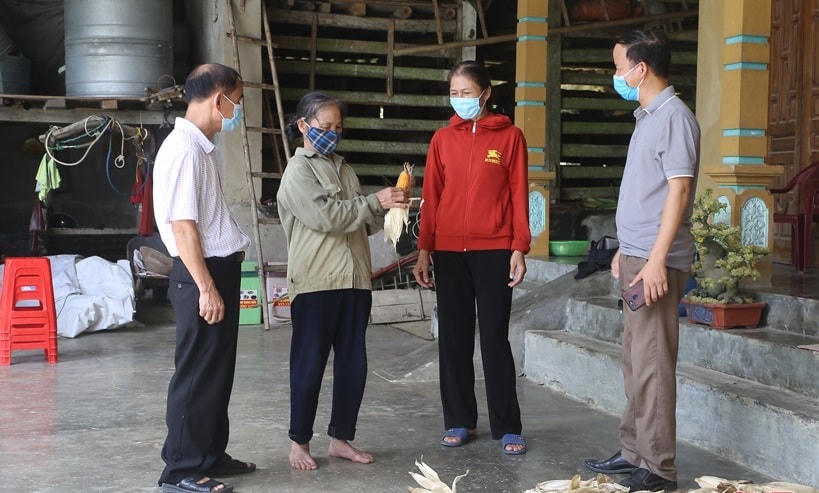 Cán bộ MTTQ xã Sơn Châu (Hương Sơn, Hà Tĩnh) giám sát, hỗ trợ hộ nghèo được trao mô hình sinh kế giúp họ phát triển sản xuất. Ảnh: Kiều Minh.