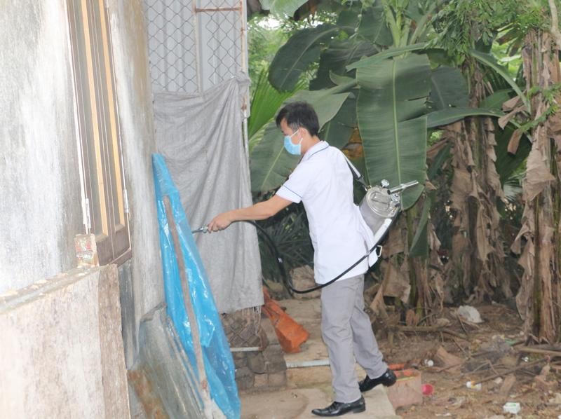 Cán bộ Trung tâm Kiểm soát bệnh tật Hà Tĩnh phun thuốc diệt mò cho người dân.