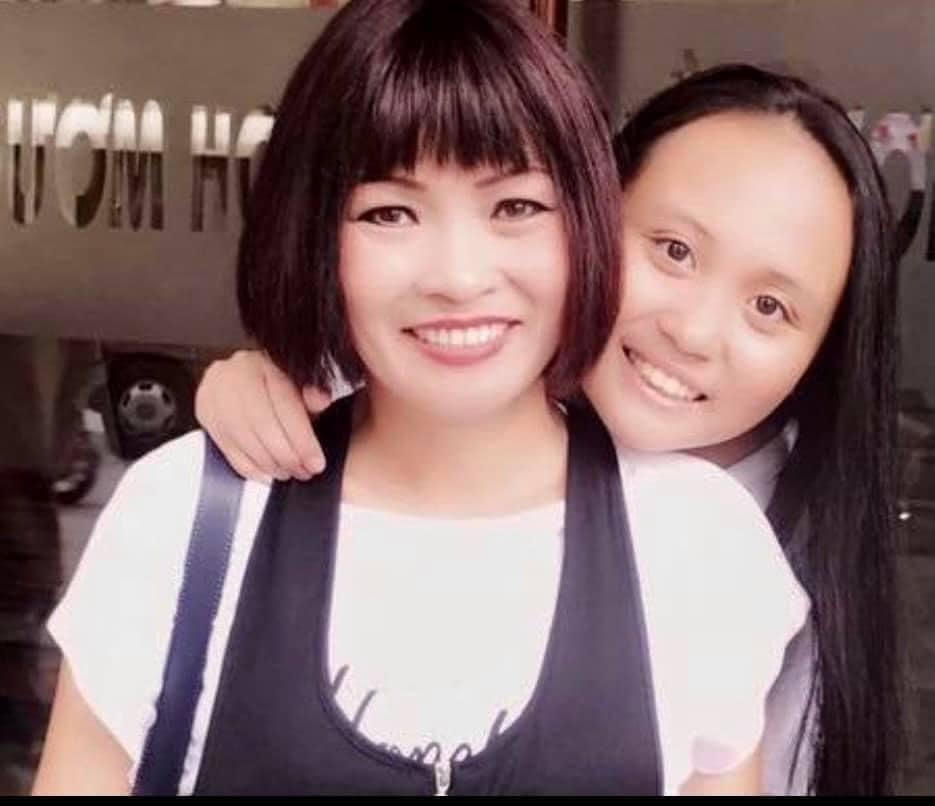 Ca sĩ Phương Thanh cảm xúc chúc mừng sinh nhật con gái: “Vậy là em Gà tròn 16 con trăng Mom hoàn thành xong nhiệm vụ .. 16 năm qua như 1 giấc mơ - 1 giấc mơ hú hồn lun nha e Gà ..”.