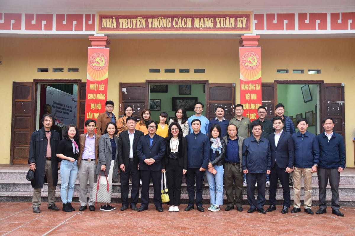 Tập thể báo Đại Đoàn Kết chụp ảnh lưu niệm tại Nhà truyền thống cách mạng Xuân Kỳ.