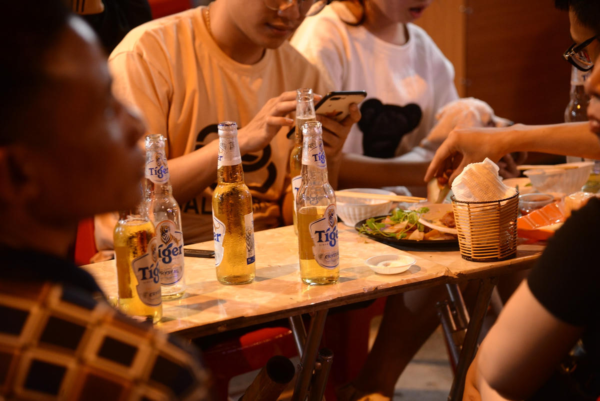 Anh Hoàng Phi Long (Long Biên, Hà Nội) chia sẻ: ‘’Vì là ngày nghỉ cuối tuần nên mình cùng những người bạn lên đây tụ tập. Ăn xong chúng mình sẽ lên Bar để giải trí một chút’’.