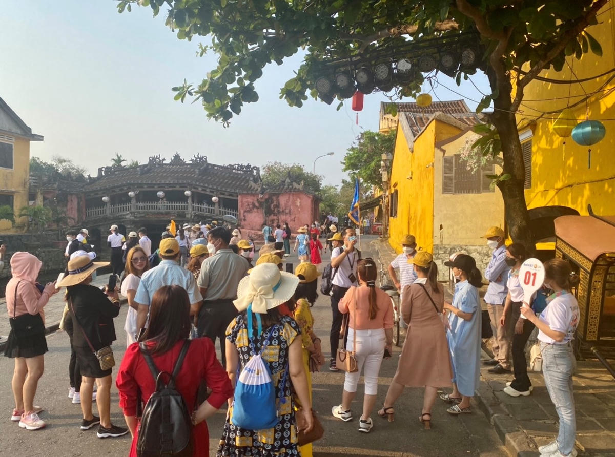 Rất đông du khách tập trung ở chùa Cầu Hội An.