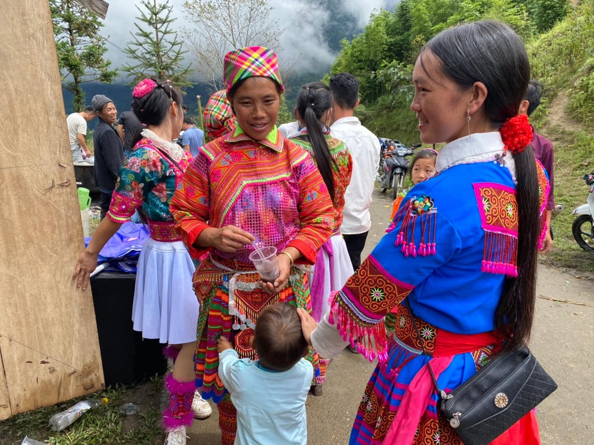 [Ảnh] Lúa chín vàng trên ruộng bậc thang, người Mông mở hội Gầu Tào