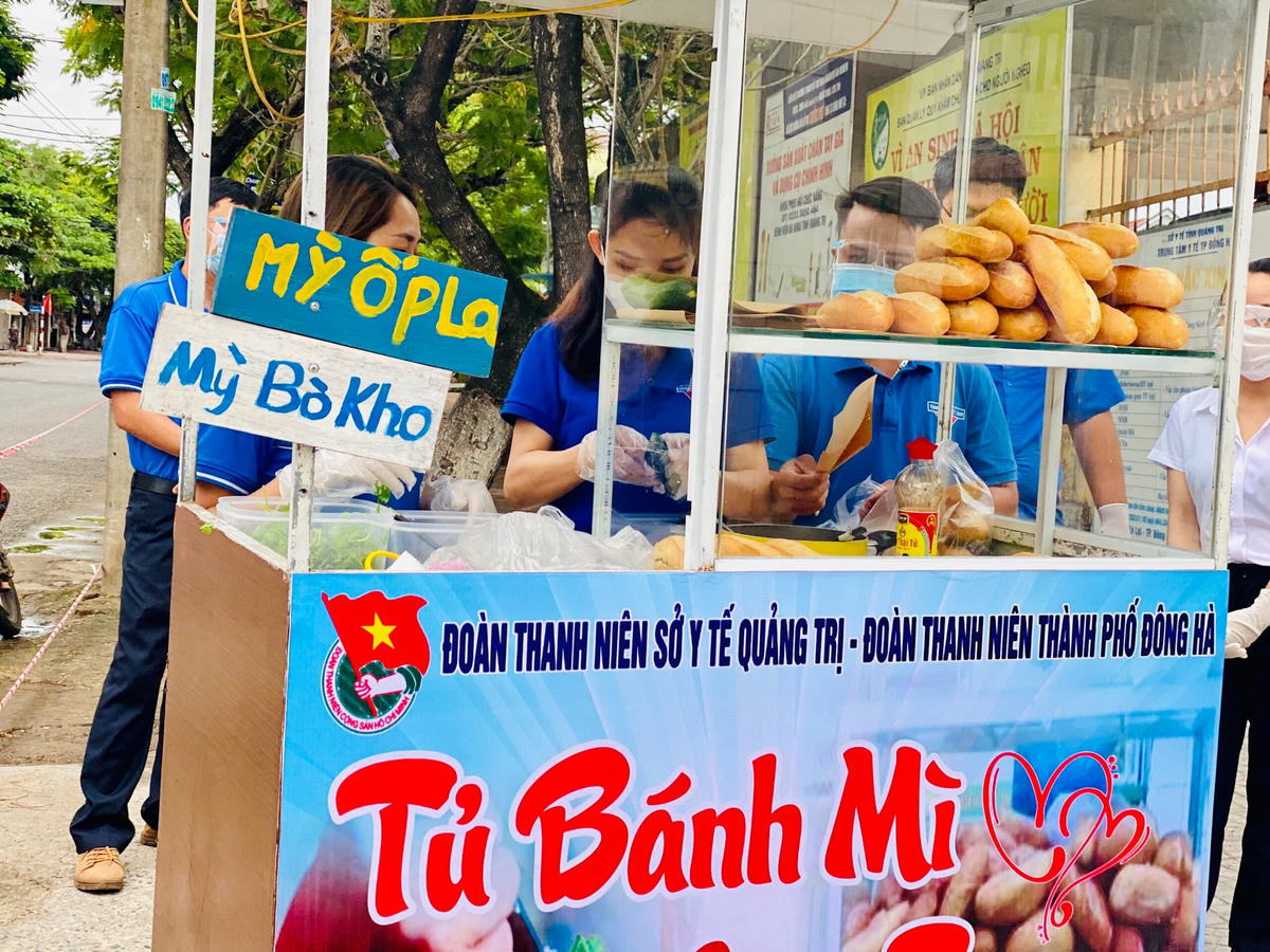 Mỗi ngày, tủ bánh mì bắt đầu hoạt động từ 6h đến 9h sáng, cung cấp hơn 100 ổ mì cùng nhân các loại.