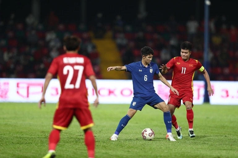 U23 Việt Nam đánh bại Thái Lan và Singapore ở vòng bảng nhưng đứng trước nguy cơ bị loại ở bán kết vì không đủ người thi đấu.