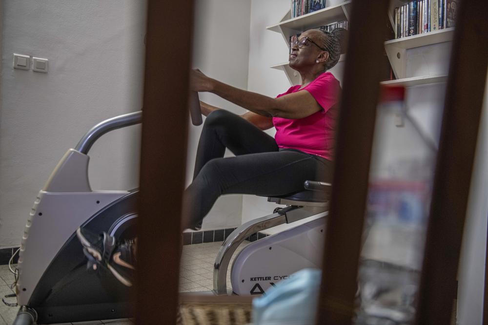  Cuộc sống của bà Moeti tại nhà. Ảnh: AP.