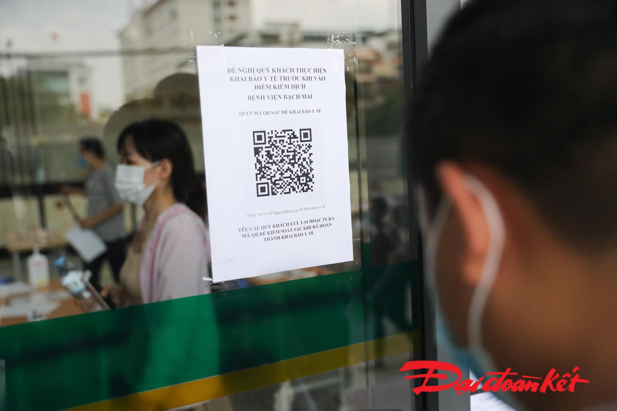 Tất cả những người đến tiêm đều phải khai báo y tế, có thể khai báo y tế online hoặc khai trực tiếp tại nơi tiêm chủng. Ảnh: Quang Vinh. 