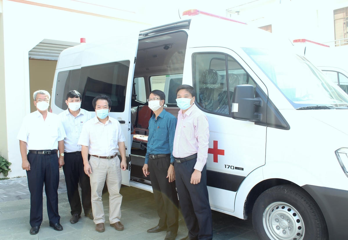 Bàn giao xe cho Trung tâm y tế huyện Mộ Đức và huyện Ba Tơ.